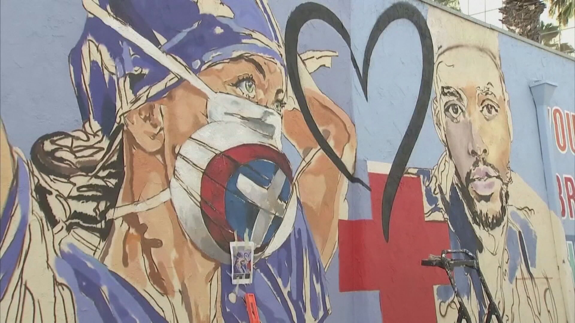 Artista faz mural em homenagem a profissionais da saúde