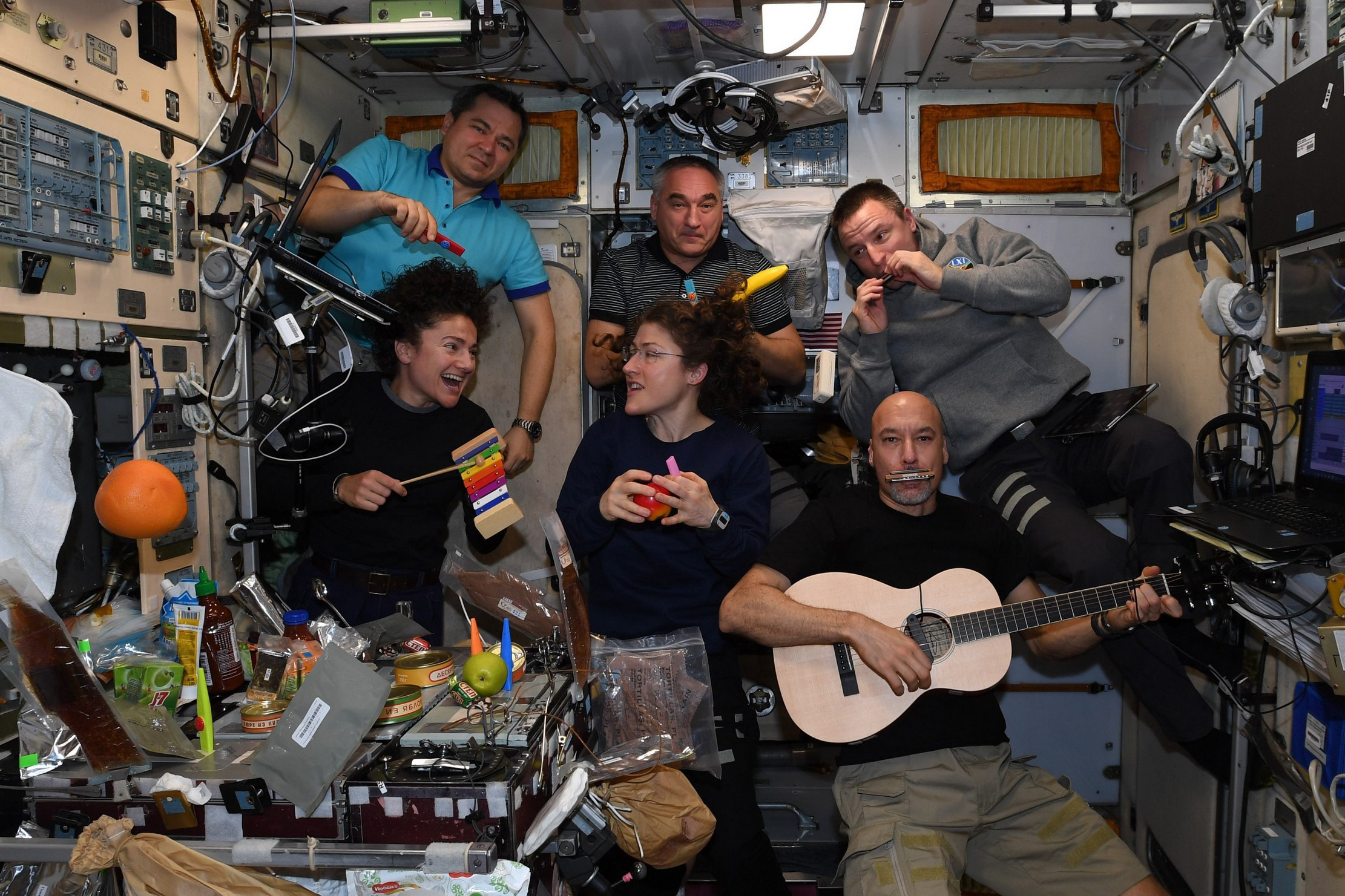 A equipe de astronautas montou uma banda para cantar para os centros de controle