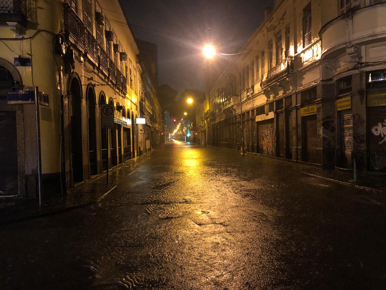 Alagamento na rua do Senado, centro do Rio de Janeiro