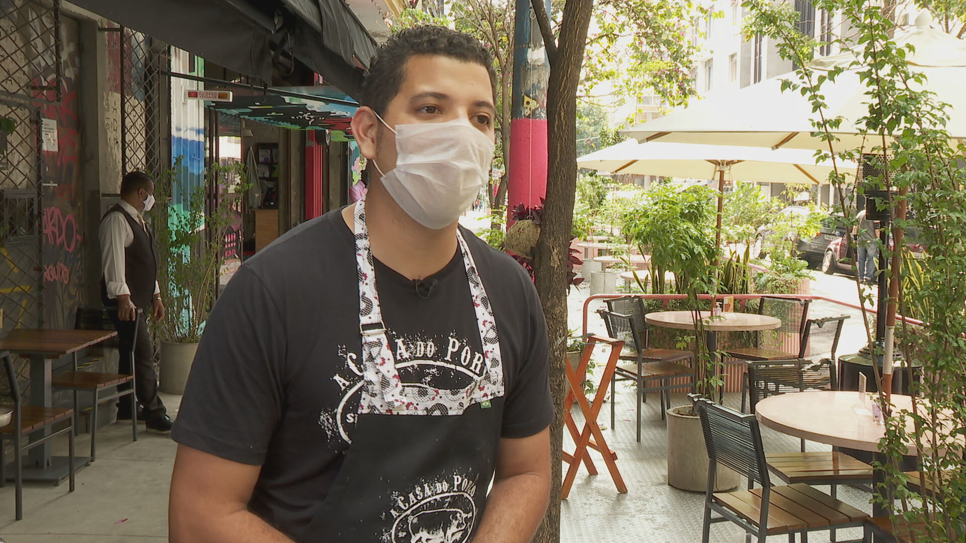 Refugiado venezuelano que trabalha no restaurante A Casa do Porco