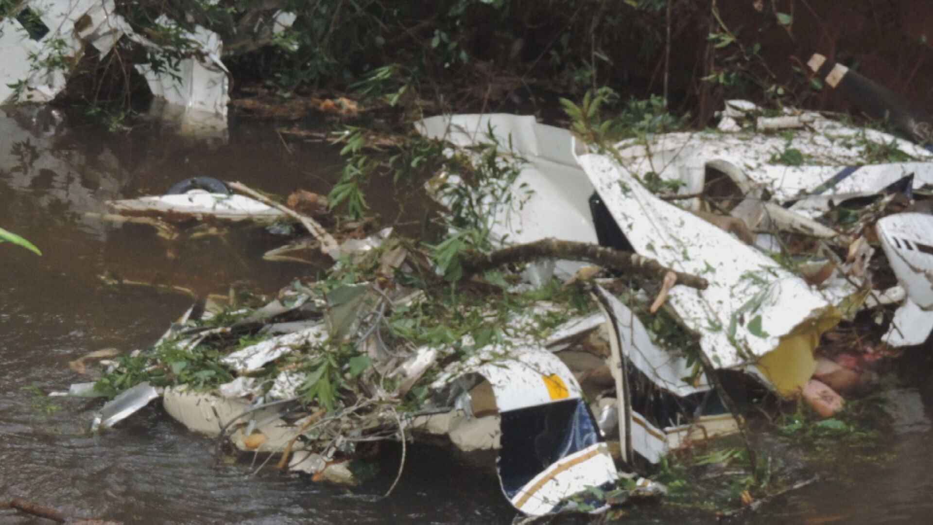 Destroços do Cessna 177 que caiu no interior do Paraná matando uma família de qu