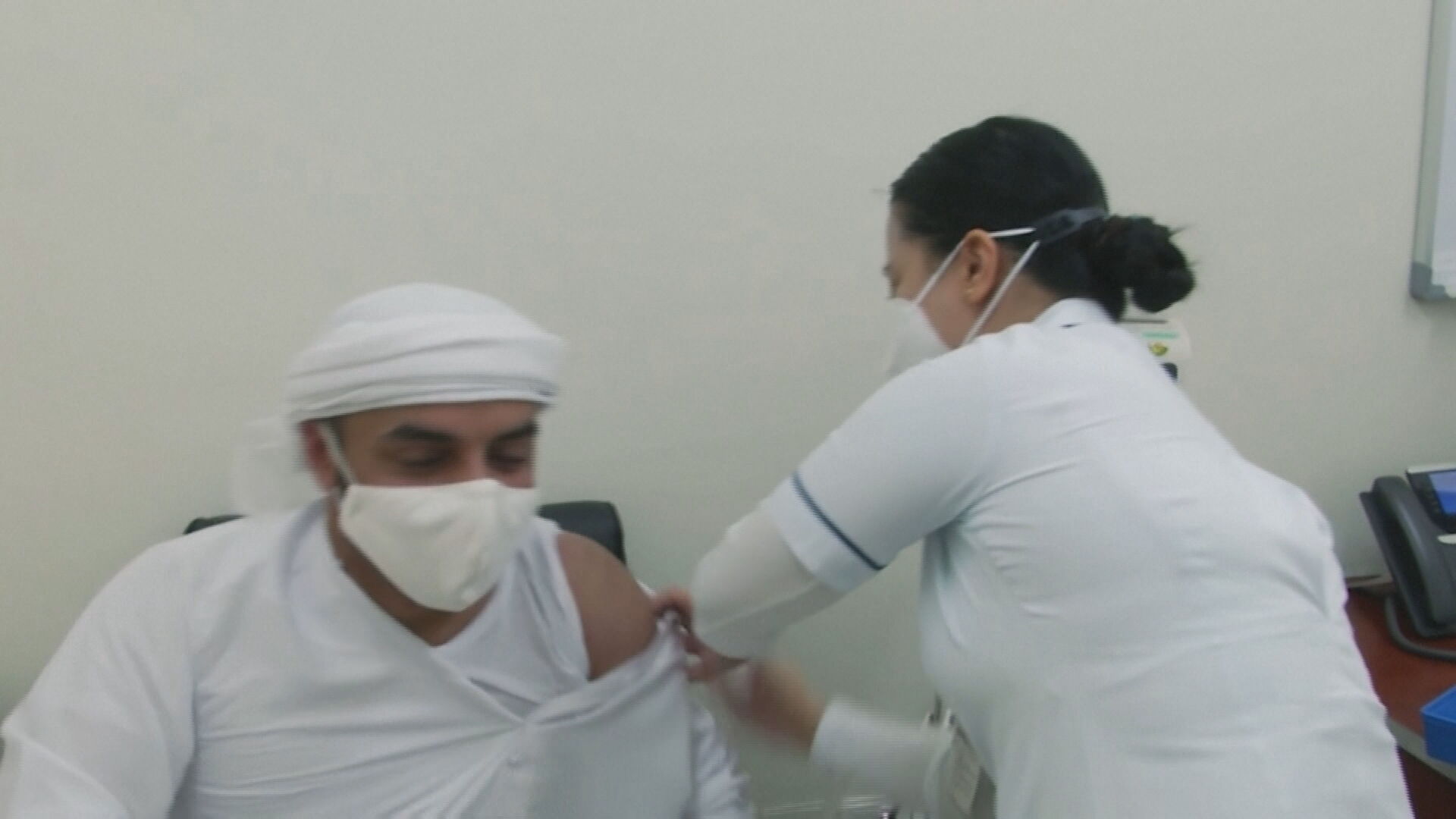 Cidadão de Dubai recebe vacina contra a Covid-19 (29.dec.2020)