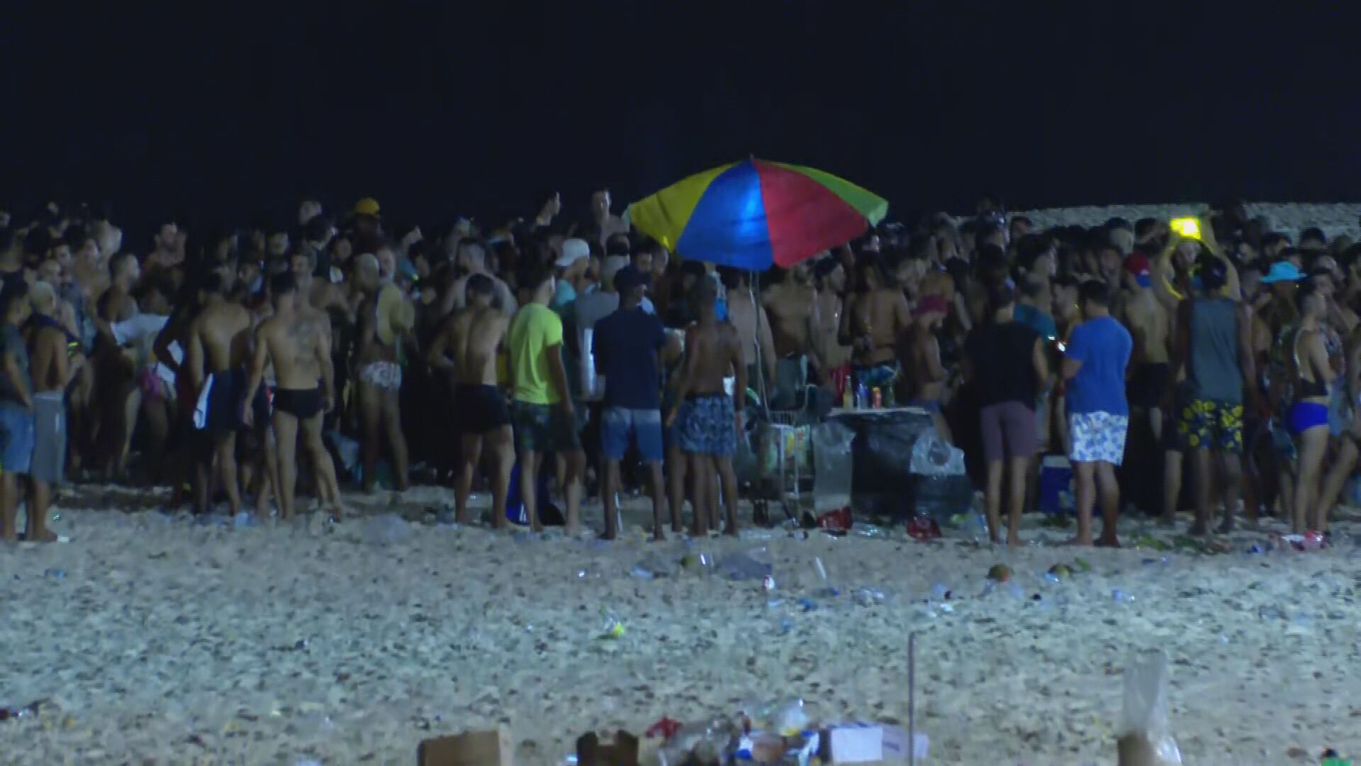 Equipe da CNN flagra aglomeração em praia no Rio de Janeiro