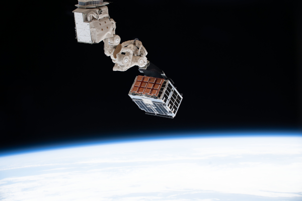 Registro da implantação do satélite STPSat-4, que tem sensores de clima espacial