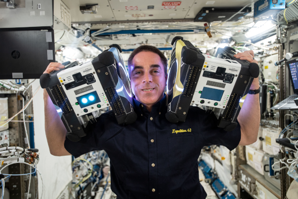 A estação espacial internacional está repleta de assistentes robóticos