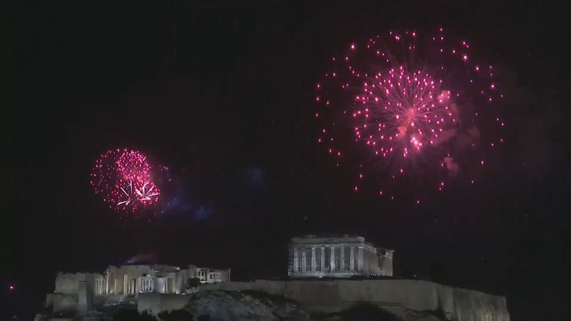 Queima de fogos no templo Parthenon, em Atenas na Grécia, marcando a virada para