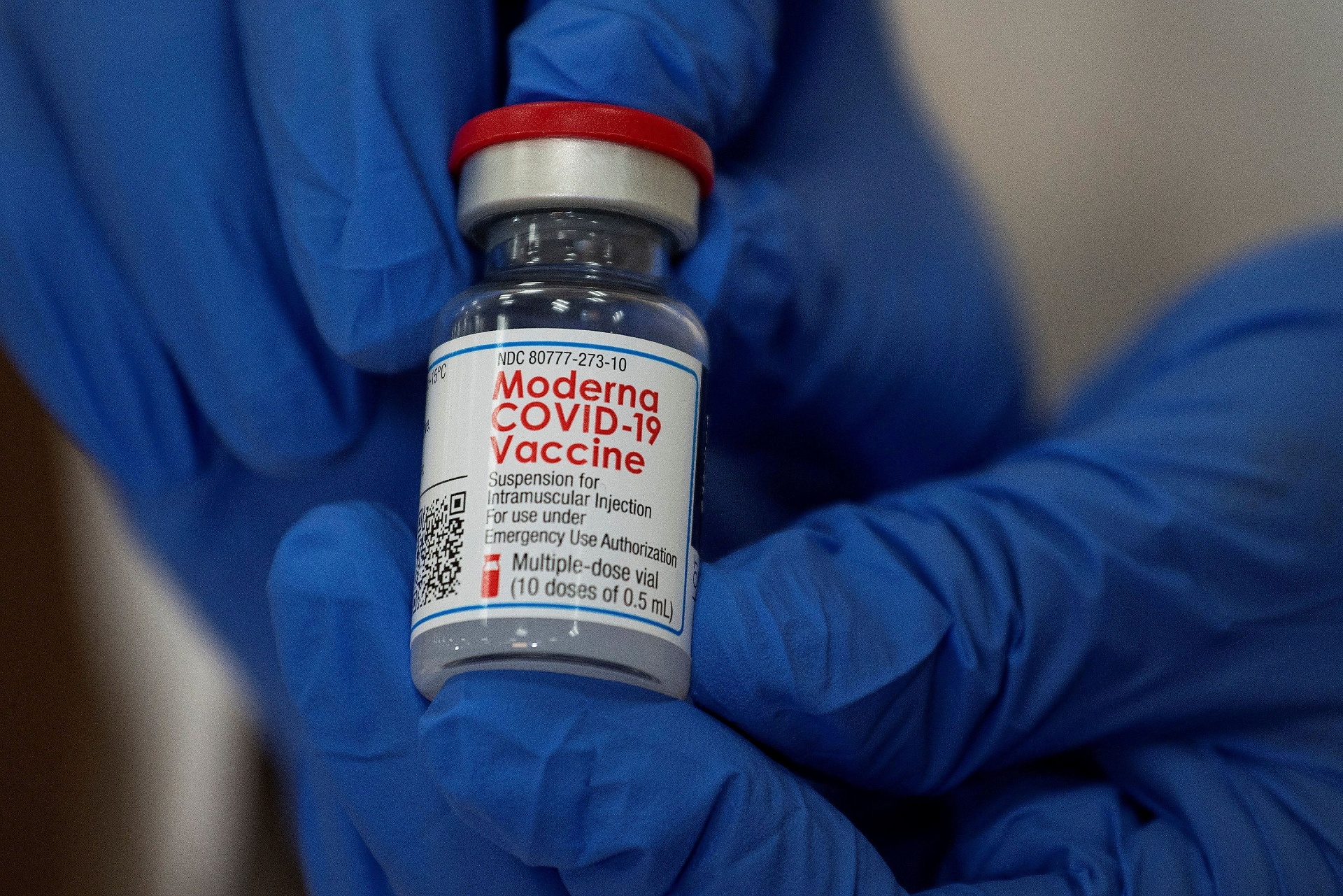 Funcionário de hospital nos EUA exibe dose de vacina da Moderna contra Covid-19