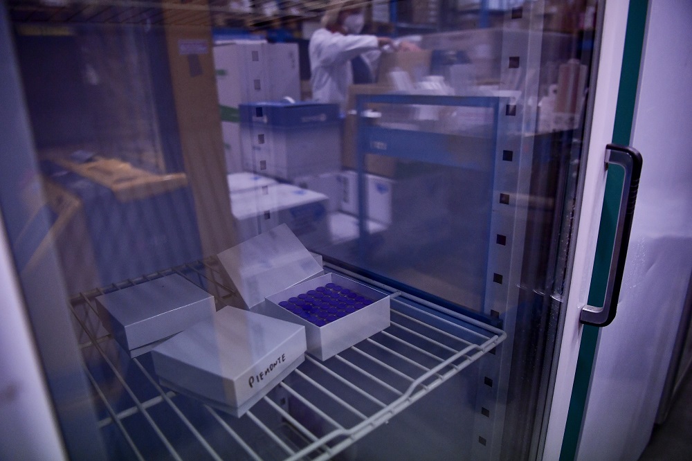 Vacina da Pfizer armazenada em freezer