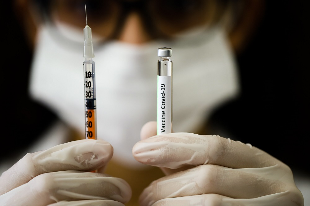 Seringa e agulha para vacinação contra o coronavírus