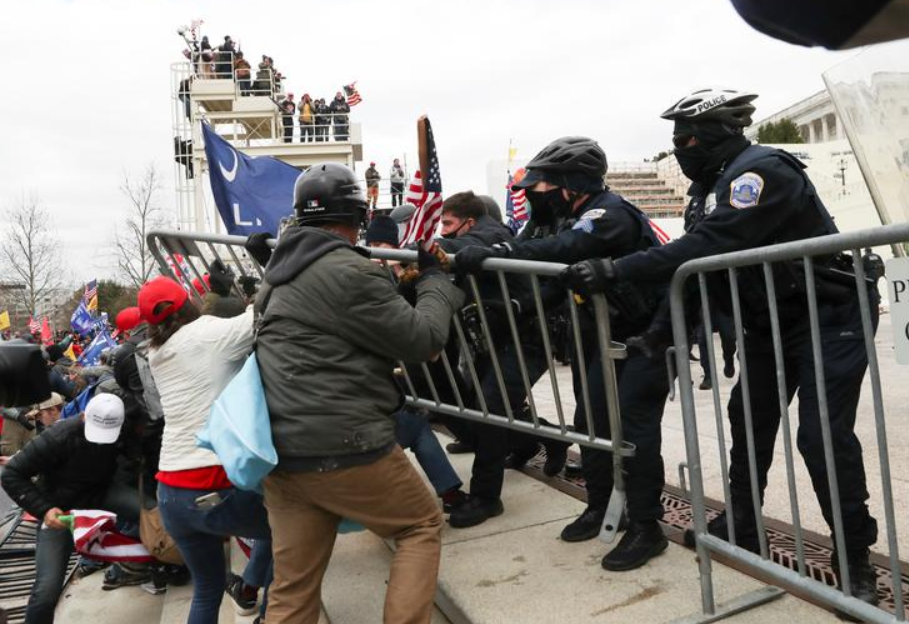 Manifestantes pró-Trump invadem Capitólio