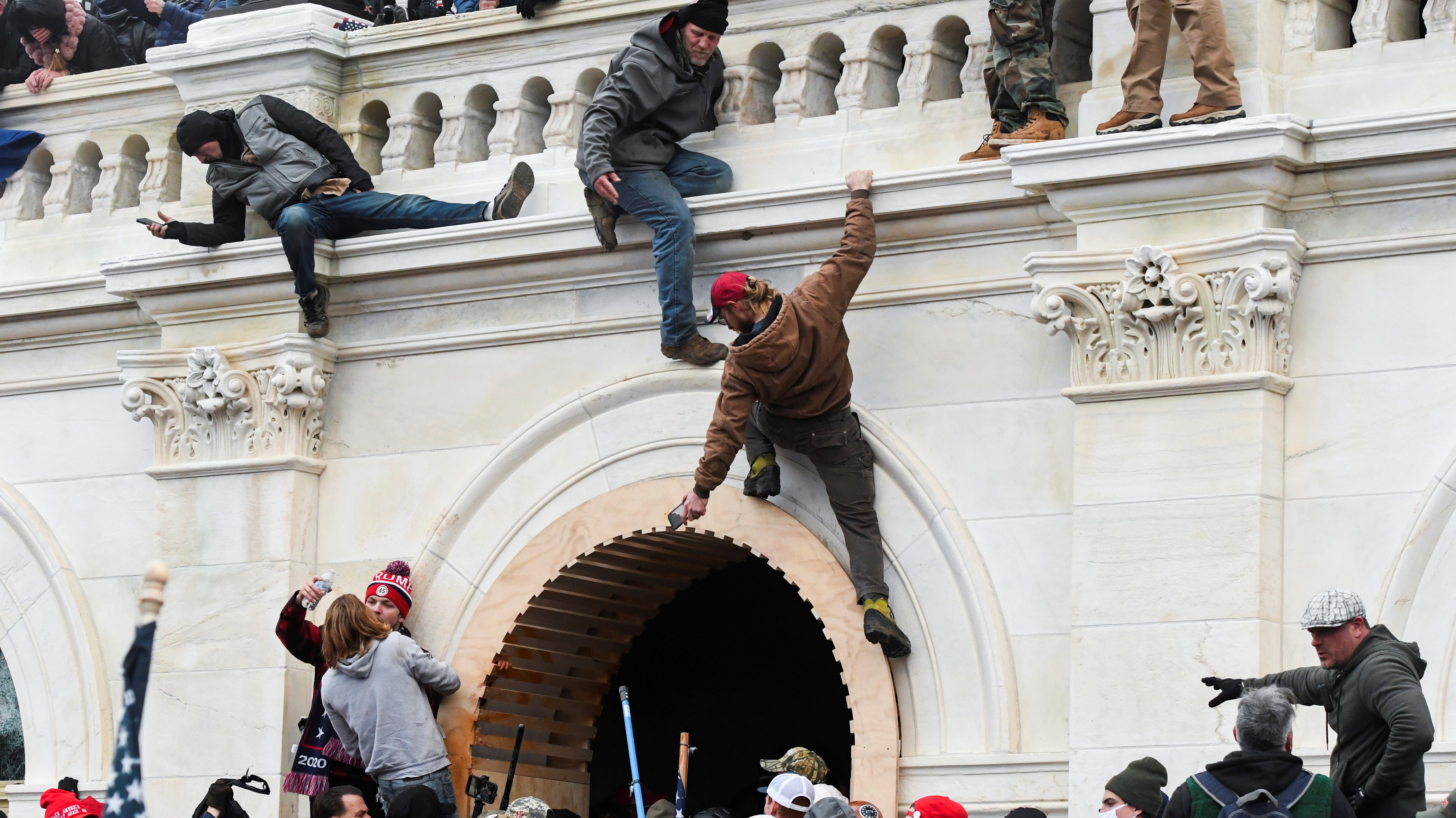 Manifestantes invadem o Capitólio, sede do Congresso dos EUA 