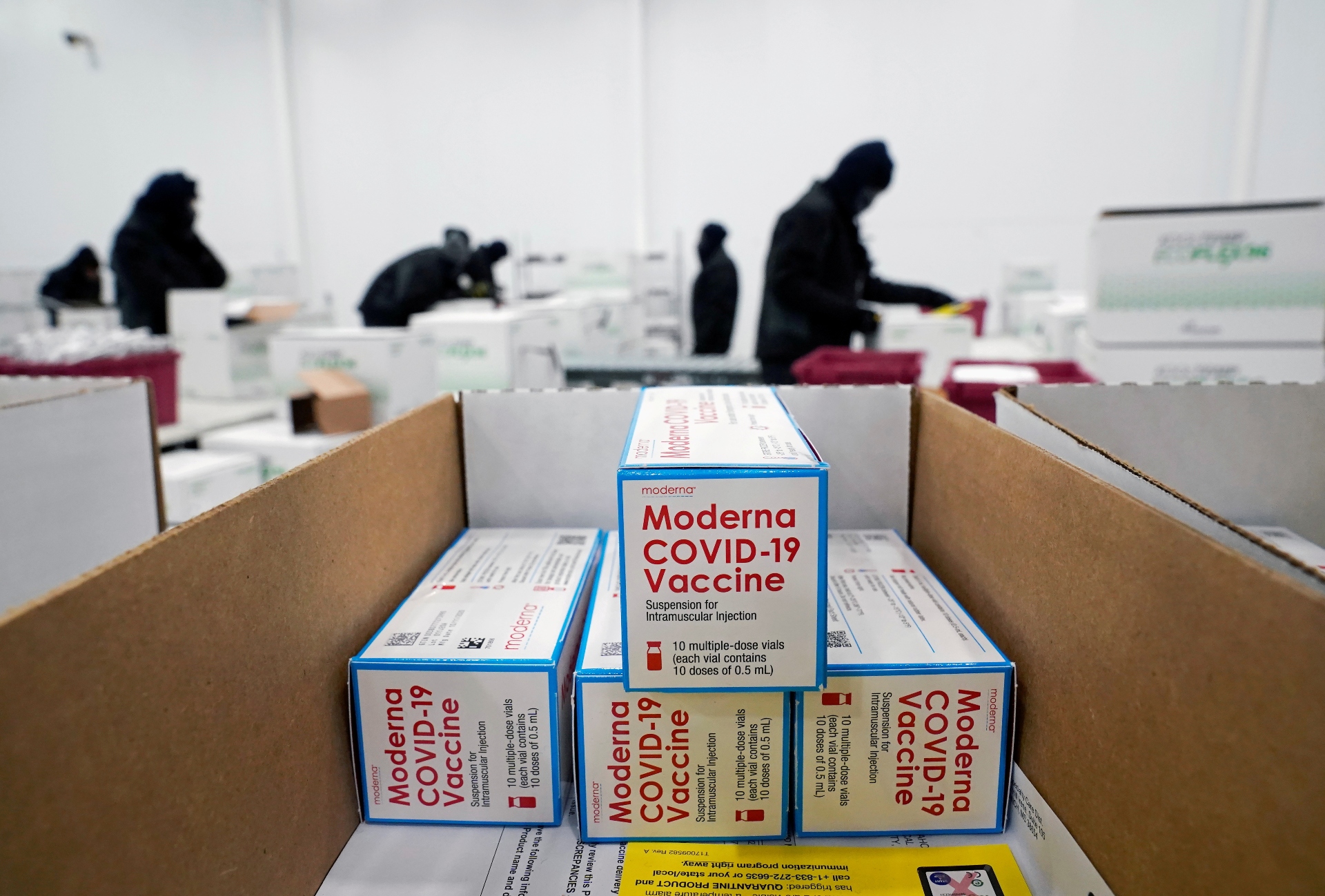 Caixas com vacinas das Moderna contra Covid-19 em centro de distribuição nos EUA