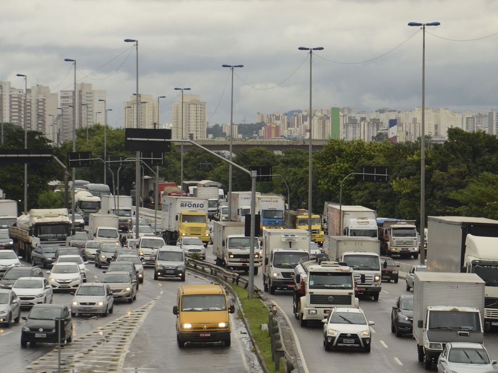 Trânsito na marginal Pinheiros, zona oeste de São Paulo, carros