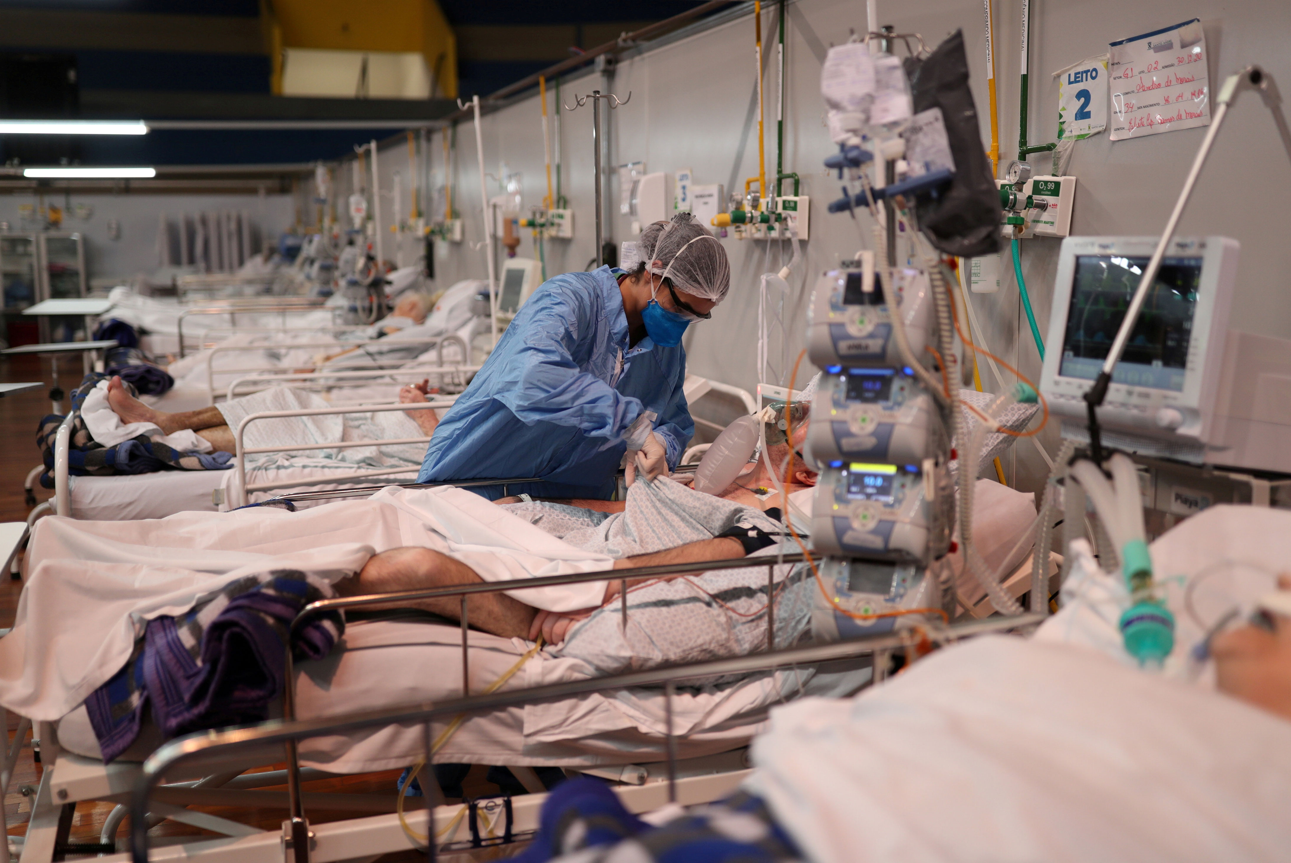 Enfermeira trata de paciente com Covid-19 em hospital de campanha em Santo André