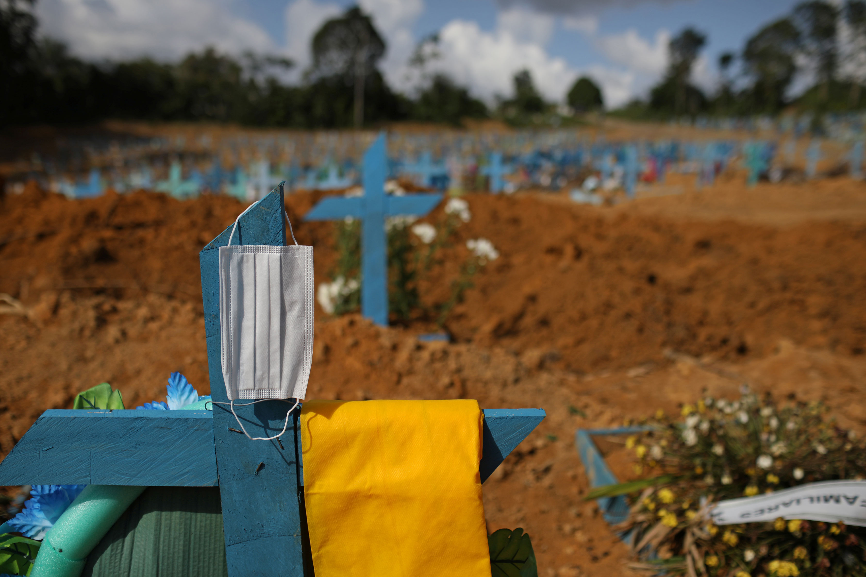 Idosa que morreu de Covid-19 é sepultada em cemitério em Manaus