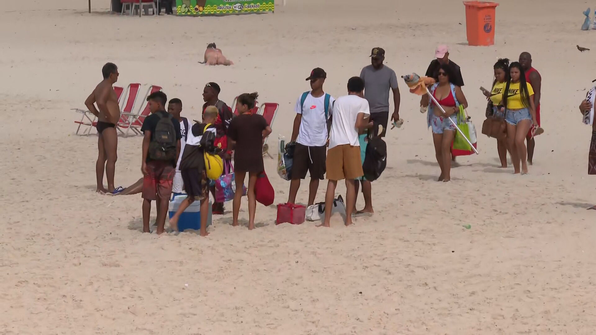 Cariocas se aglomeram em praia na zona sul do Rio de Janeiro 