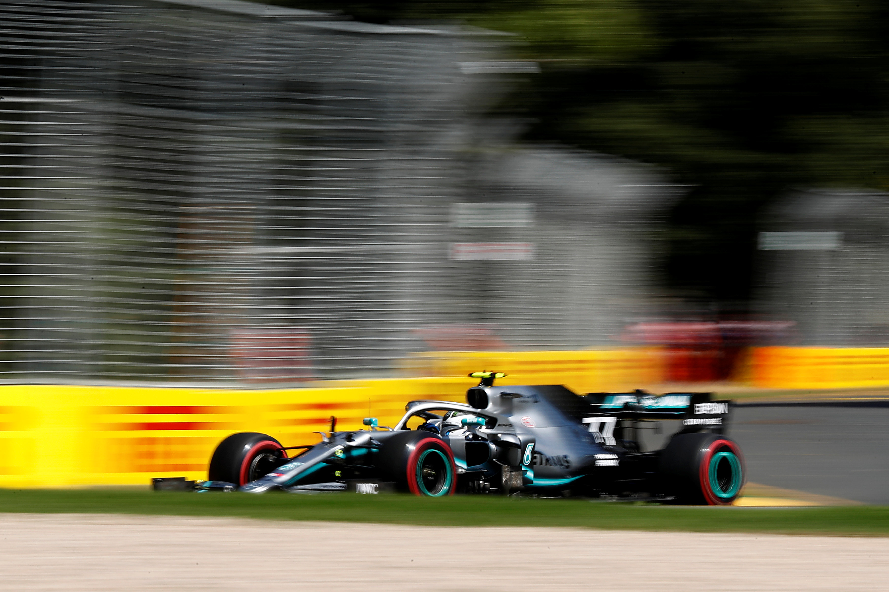 Valtteri Bottas, da Mercedes, participa dos treinos do GP da Austrália de 2019