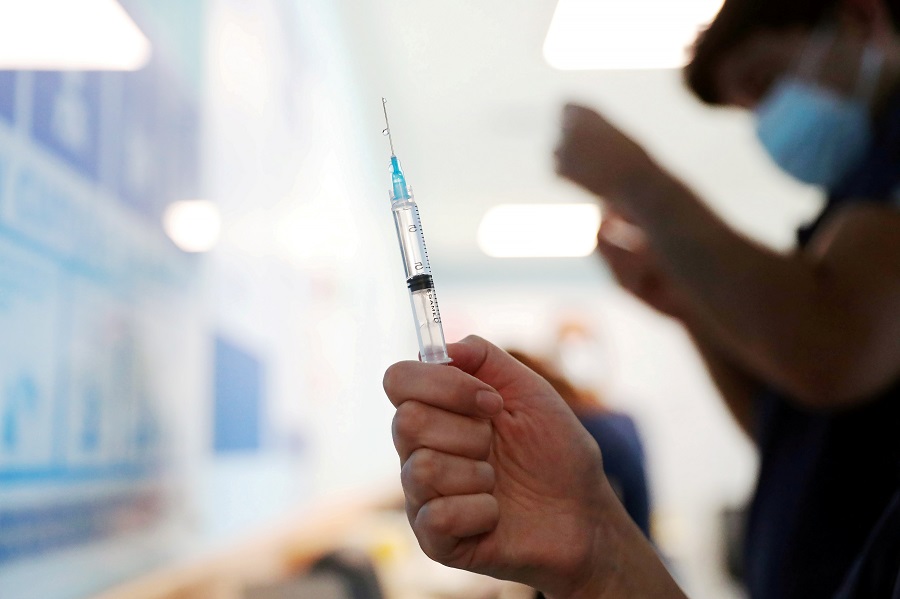 Enfermeira prepara dose de vacina contra coronavírus da Pfizer/BioNTech