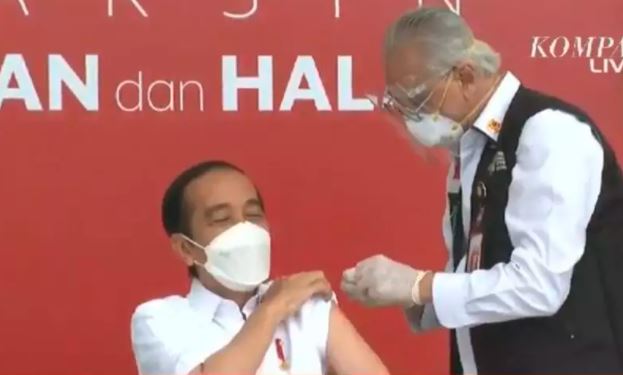 Joko Widodo, presidente da Indonésia, é primeiro a ser vacinado no país