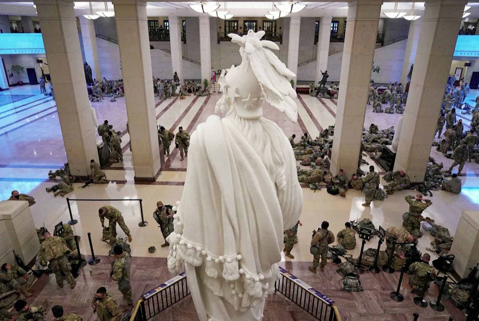 Guarda Nacional no interior do Capitólio durante debate de impeachment de Trump