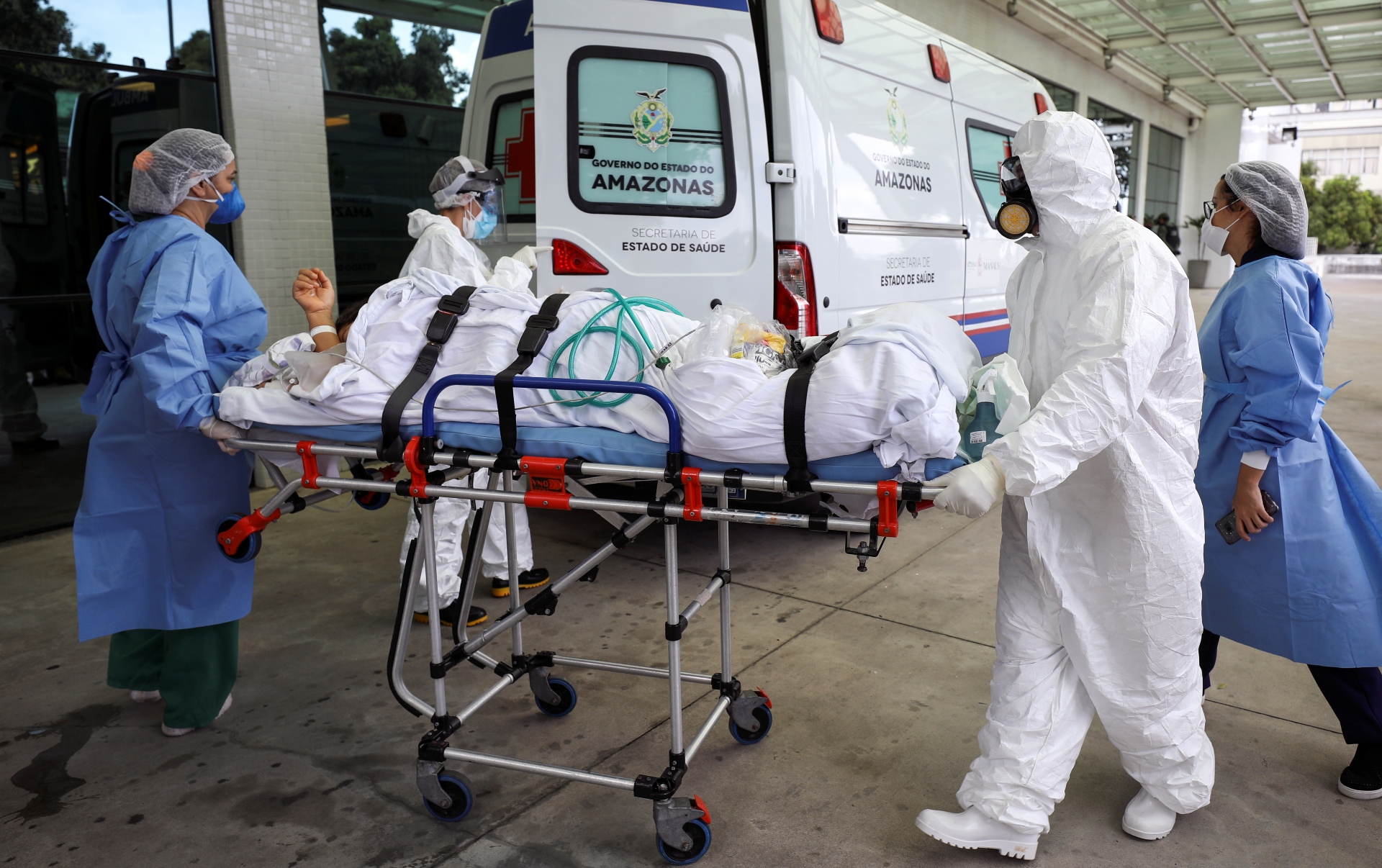 Paciente é transferido de ambulância para hospital em Manaus