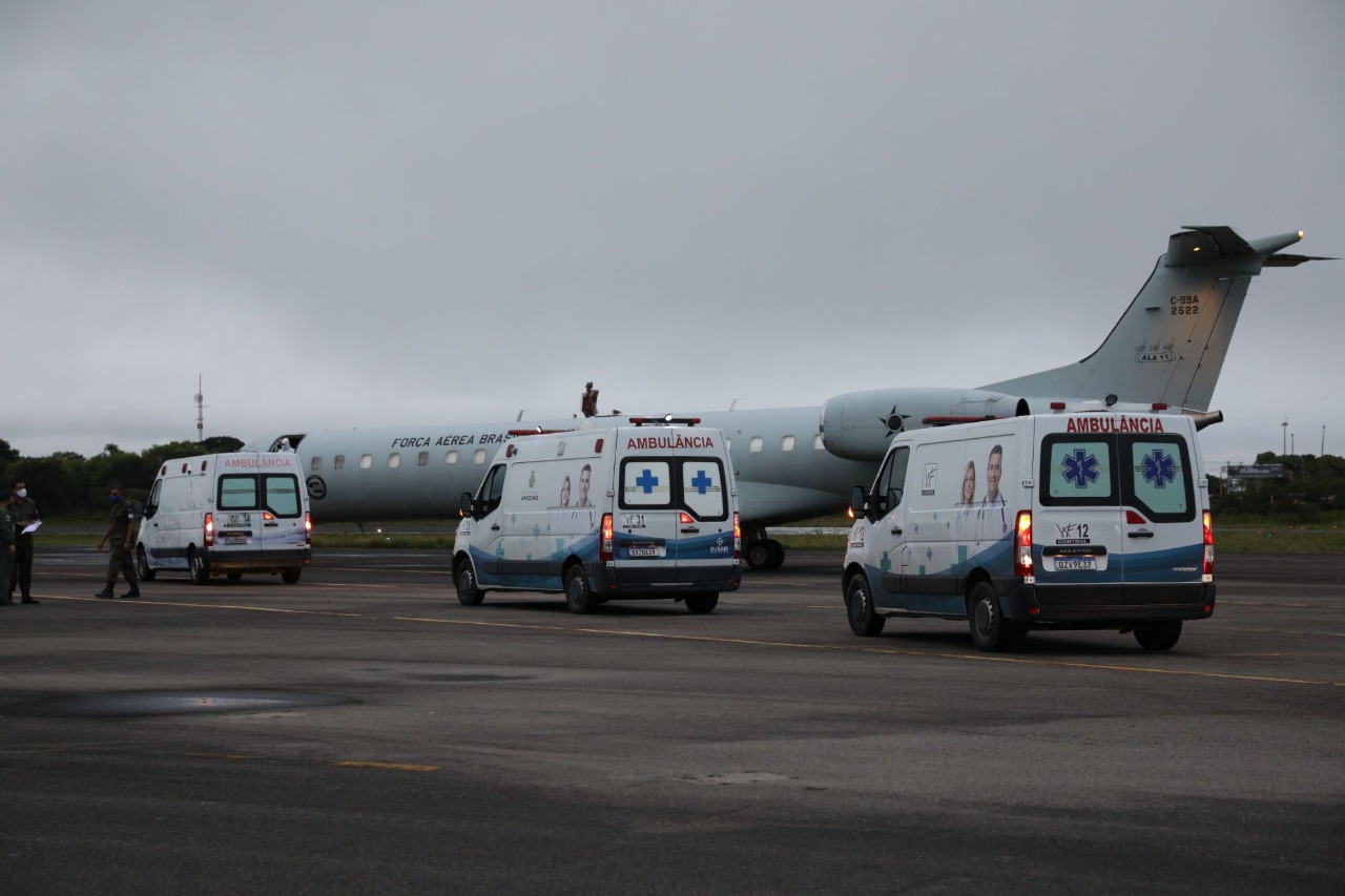 Ambulâncias com pacientes com novo coronavírus chegam ao aeroporto de Manaus