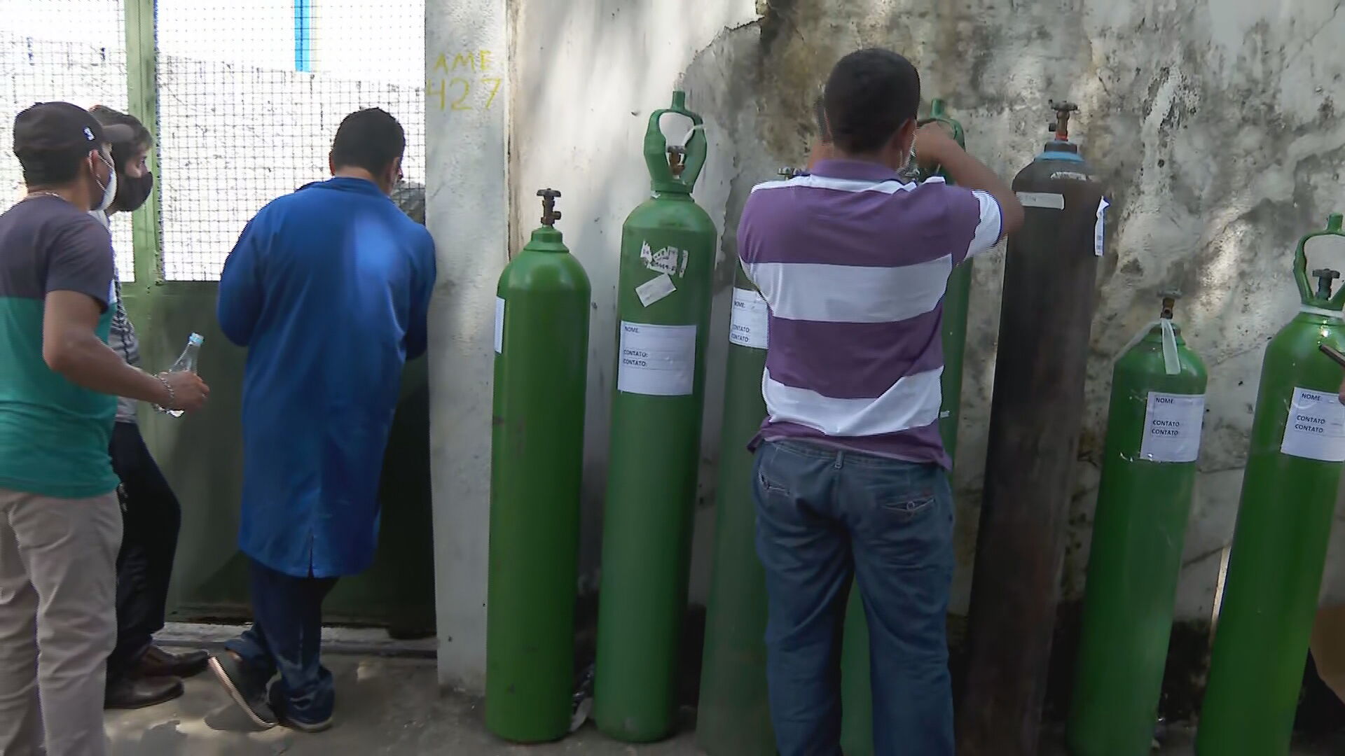Moradores fazem fila para conseguir cilindros de oxigênio em Manaus