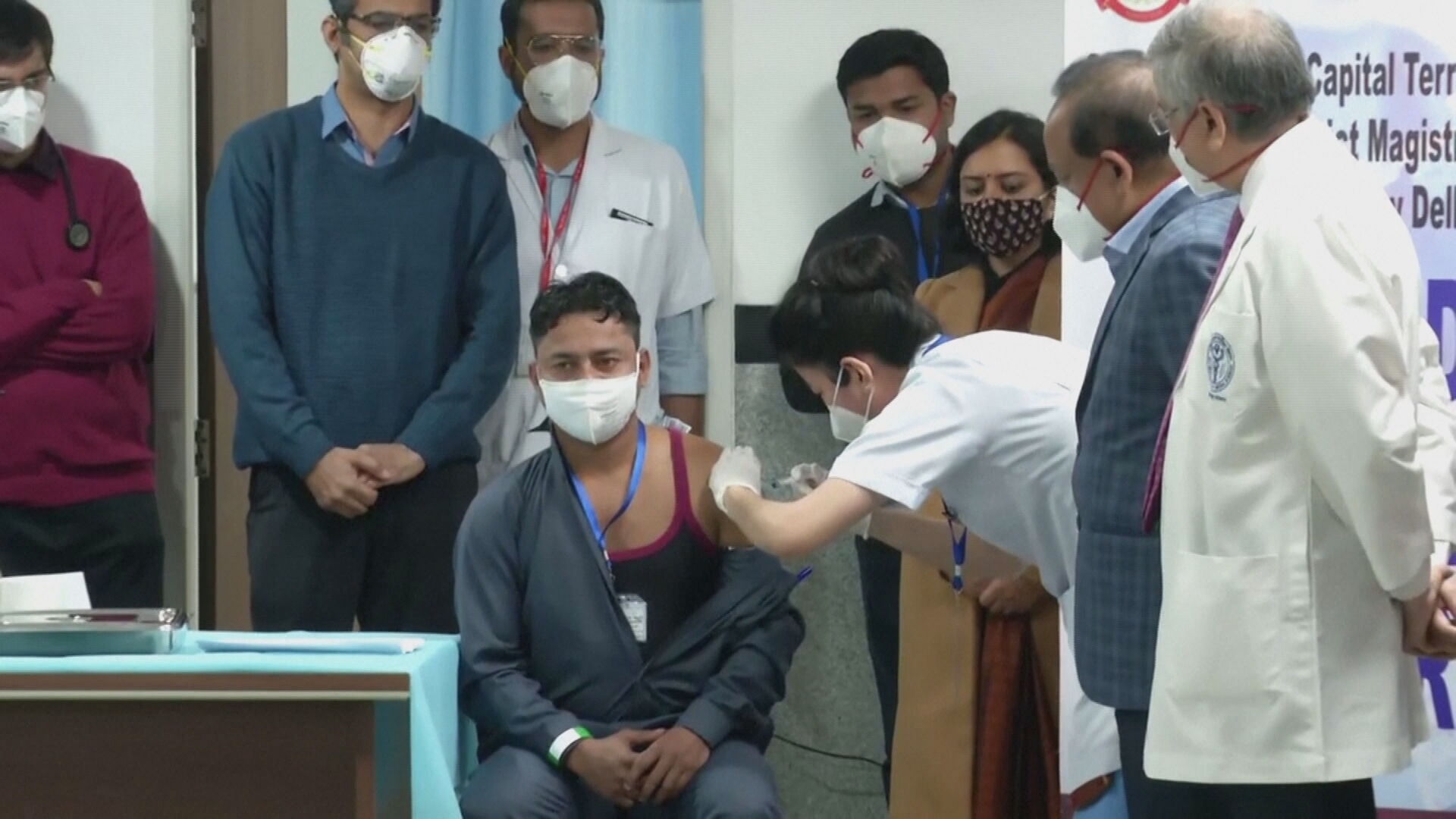 Pessoa recebe imunizante contra Covid-19 no primeiro dia de campanha na Índia