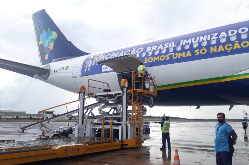 Carga de oxigênio é descarregada no aeroporto de Manaus