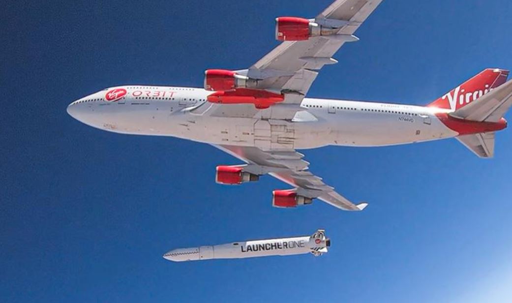 Avião e foguete da Virgin Orbit