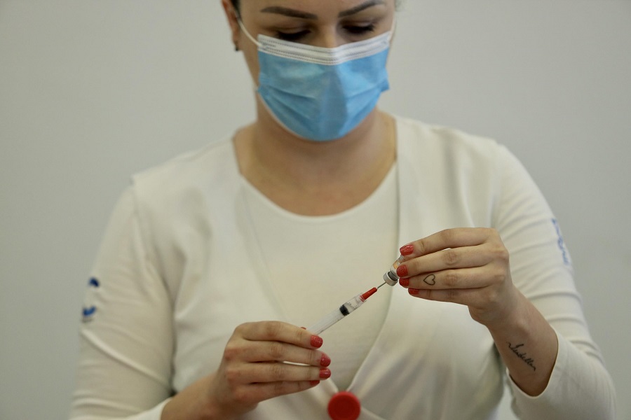 Enfermeira prepara aplicação da vacina da Coronavac em São Paulo