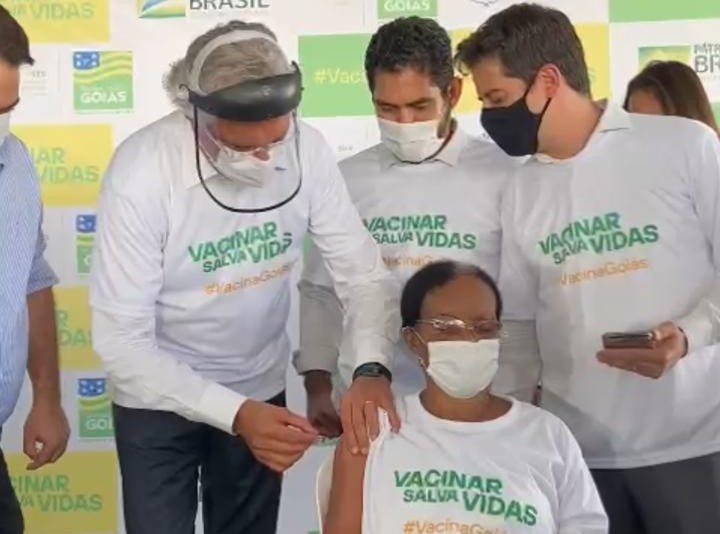 O governador Ronaldo Caiado (DEM) aplica a primeira dose da vacina contra a Covi