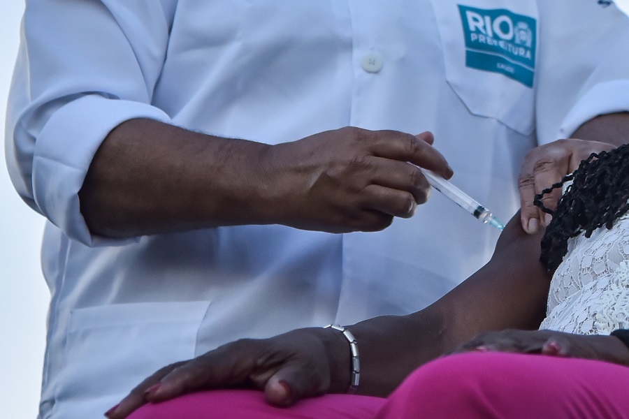 Rio pretende vacinar grupo de risco contra o coronavírus nesta terça-feira (19)