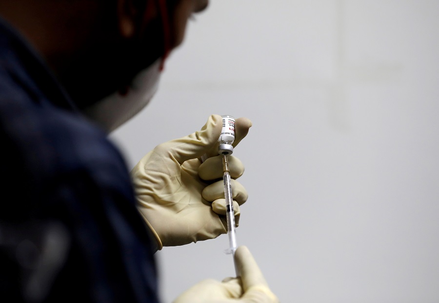 Médico com dose de vacina em Ahmedabad, na Índia