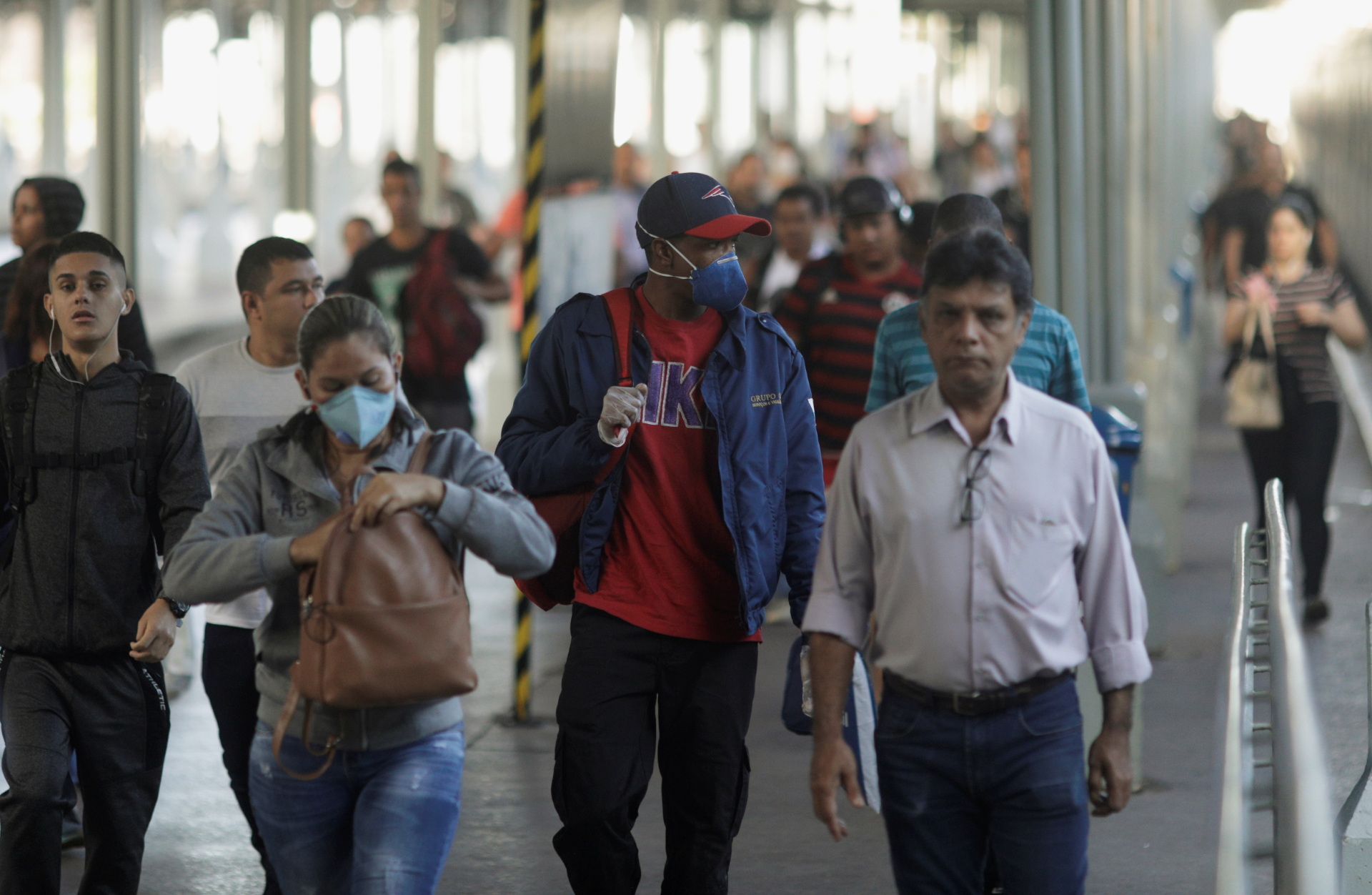 Pessoas caminham na estação Central do Brasil, no Rio de Janeiro