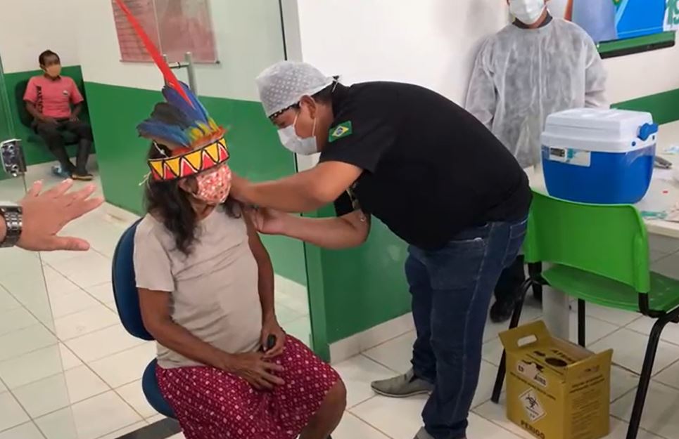 Isabel Bruno Cesario, a primeira indigena vacinada em Tabatinga, no Amazonas