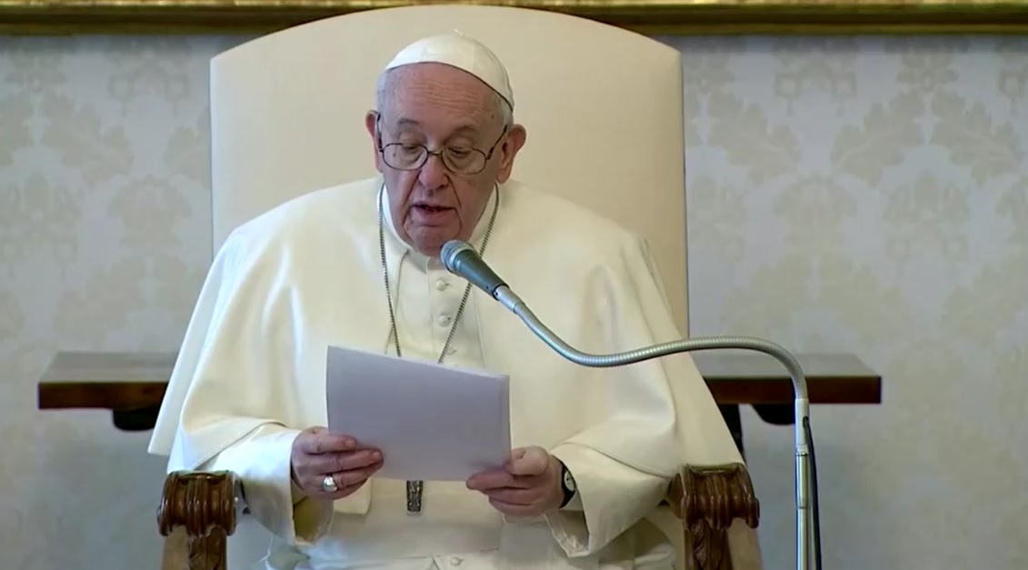 Papa Francisco durante leitura de mensagem no Vaticano