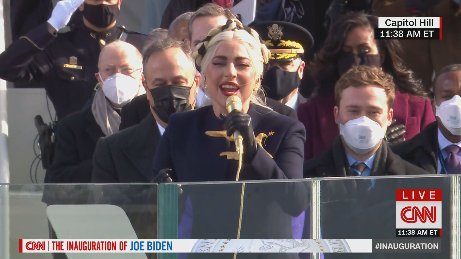 Lady Gaga cantou o hino nacional dos Estados Unidos durante a cerimônia de posse
