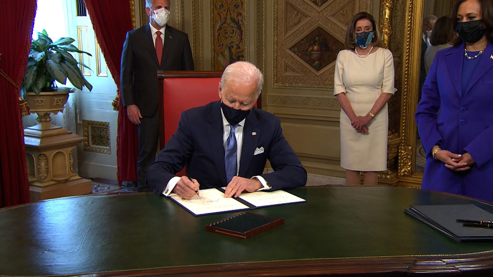 Joe Biden assina primeiros atos em cerimônia no Capitólio