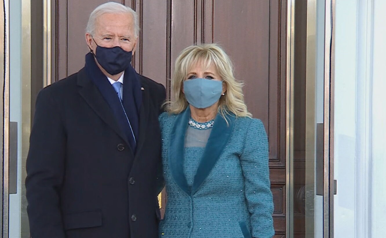 O presidente dos EUA, Joe Biden, e a primeira-dama, Jill Biden, chegam na Casa B