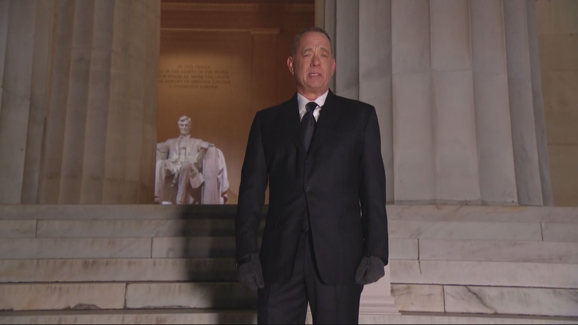 Tom Hanks apresentando o Celebrating America, show que comemora a posse de Joe B