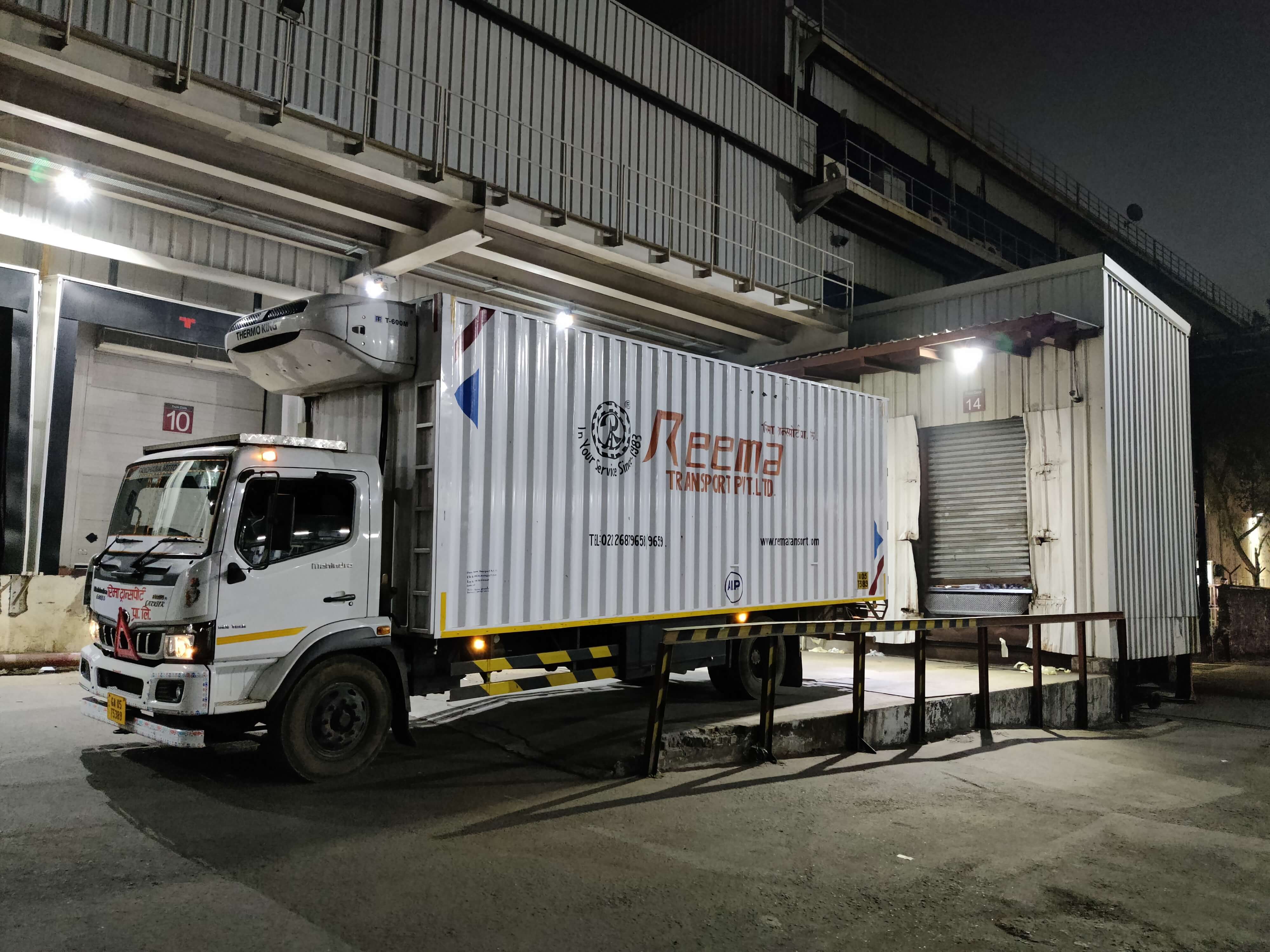  Carga de vacinas chegando ao aeroporto de Mumbai