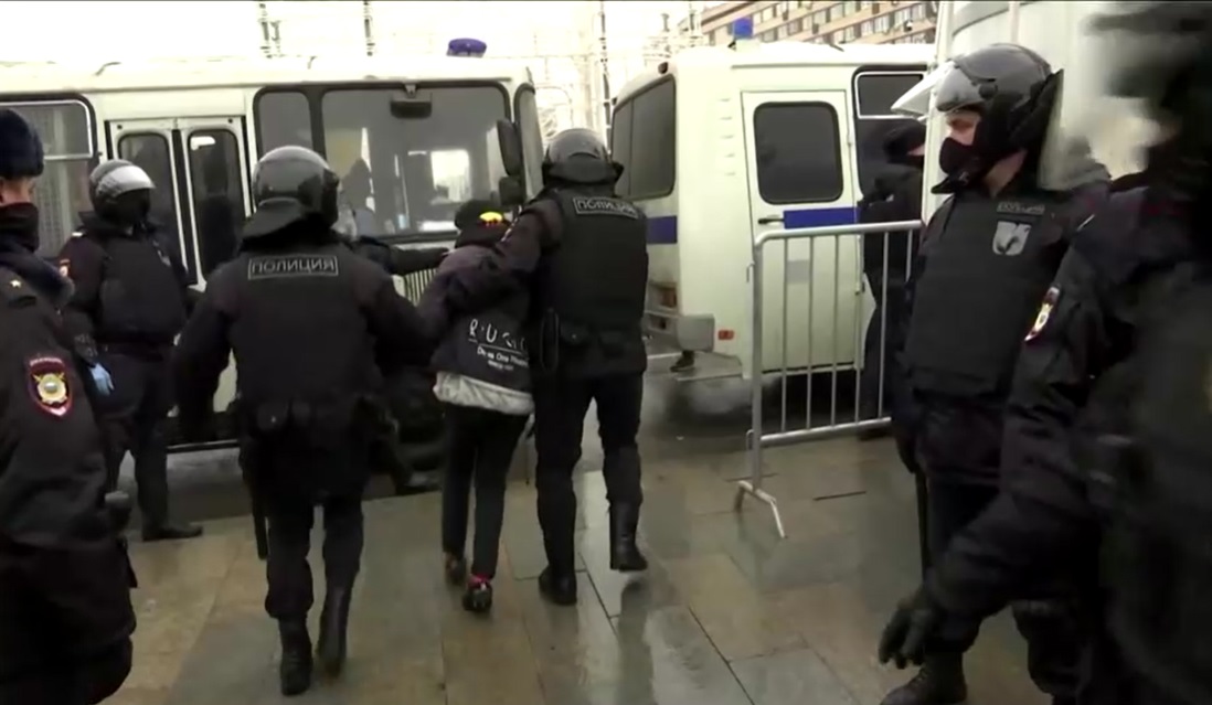 Polícia russa prende centenas em protesto em apoio a Navalny, opositor de Putin