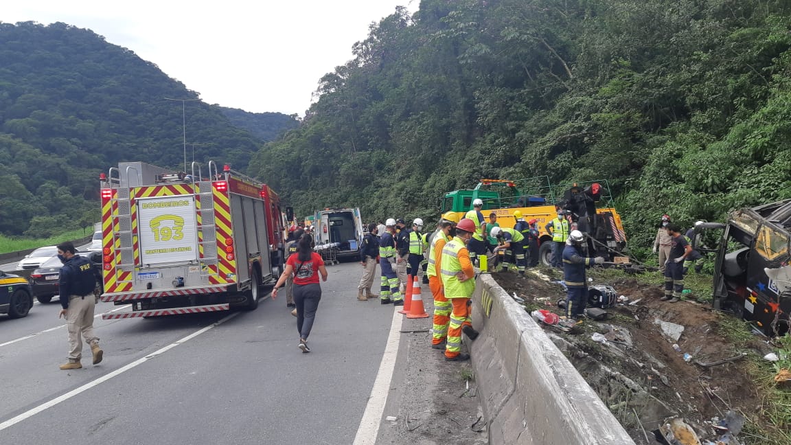 Tombamento de ônibus em estrada do Paraná deixou ao menos 12 mortos