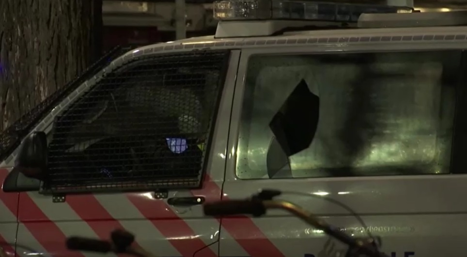 Veículo atingido por pedra em protesto em Amsterdã 