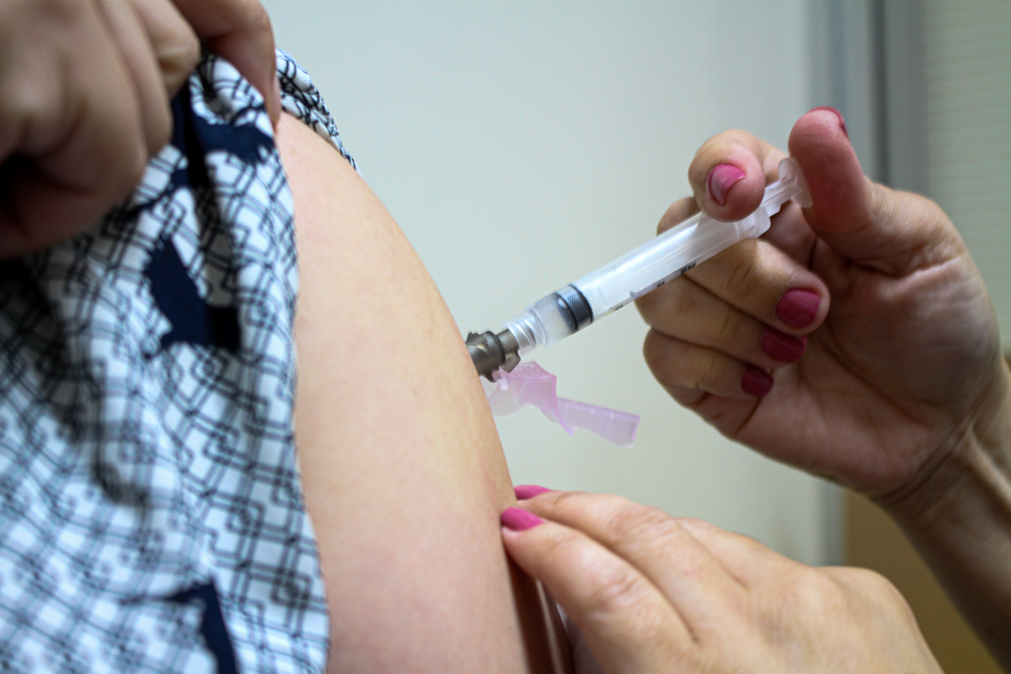 Vacina aplicada em profissional da saúde na zona norte de São Paulo, capital