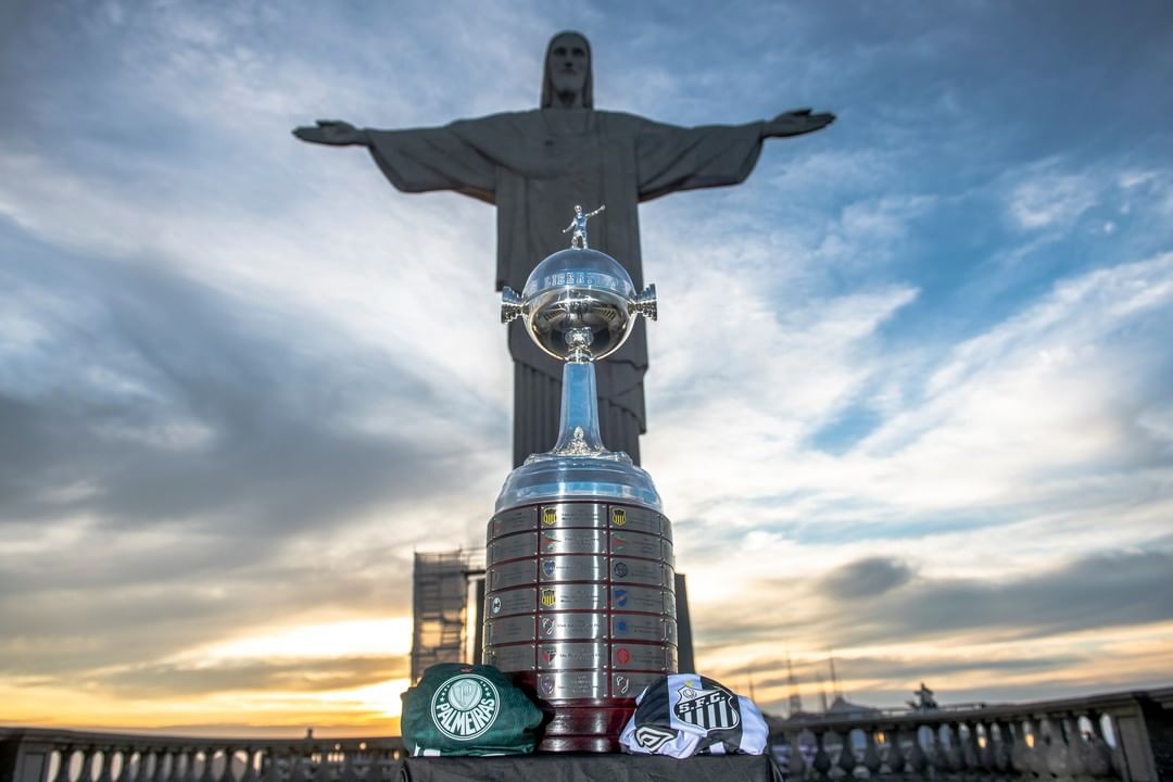 Taça da Libertadores 'visita' Cristo Redentor antes da final