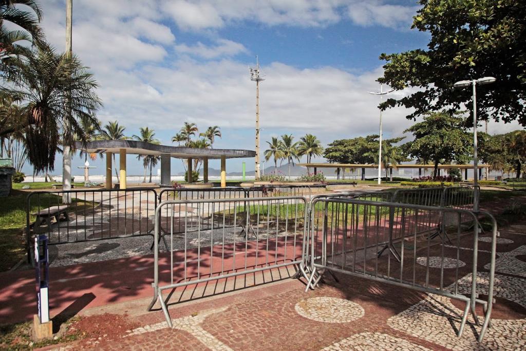 Coronavírus: prefeitura de Santos fecha calçadão de praias com grades
