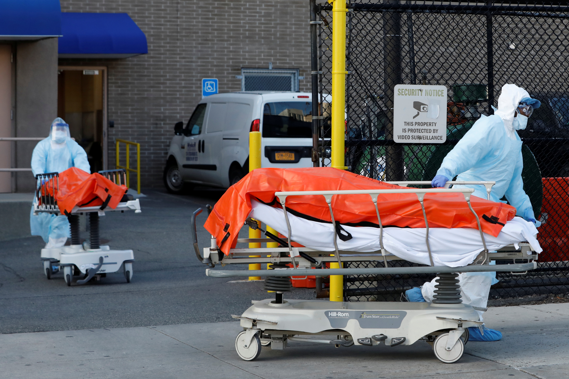 Funcionário de hospital no Brooklyn transportam corpos de mortos por coronavírus