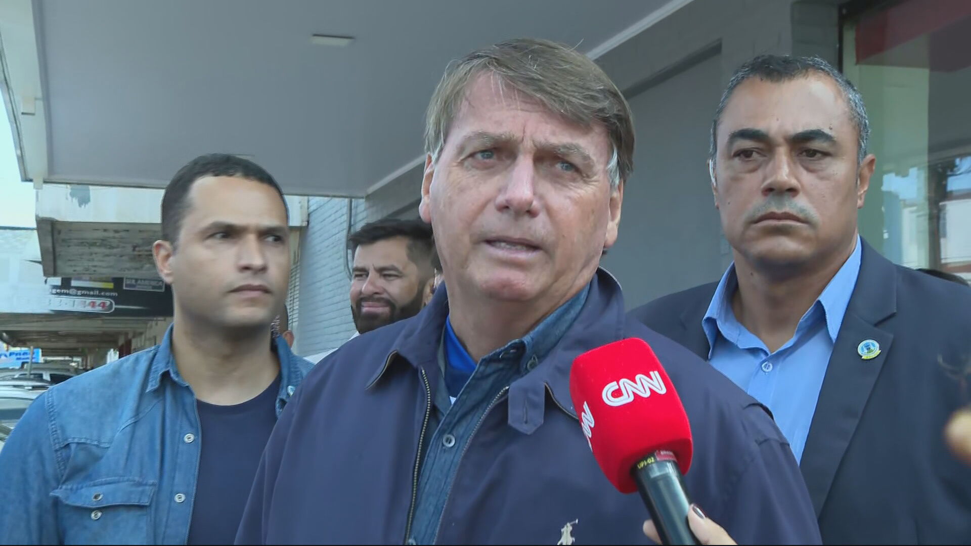 Jair Bolsonaro na saída da loja de motocicletas (30 jan. 2021)